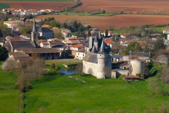Photo du château et du village de Cherveux
